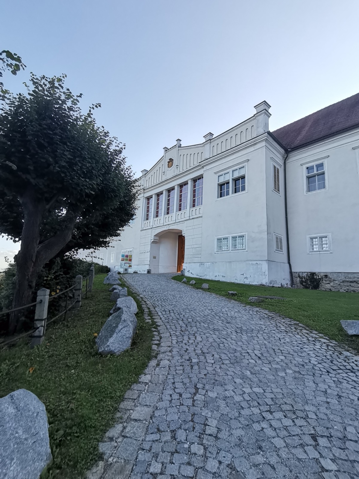 Zufahrt zum Schlossportal